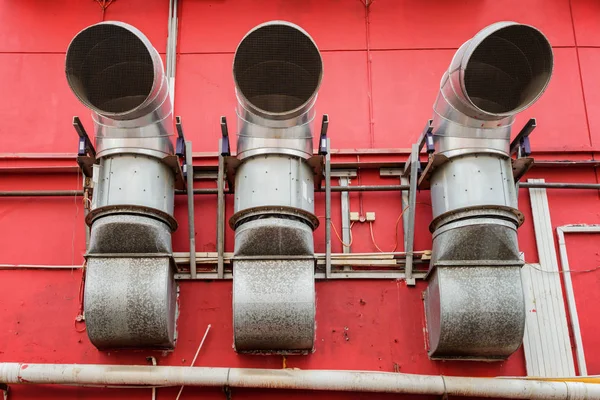 Tubos de ventilação fora de um edifício vermelho. Conceito industrial — Fotografia de Stock