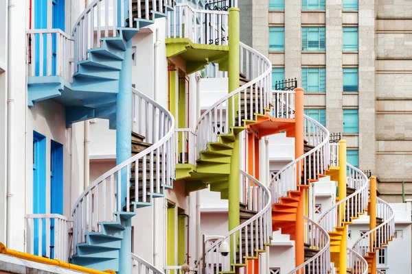 Escadarias espirais exteriores coloridas, Singapura — Fotografia de Stock