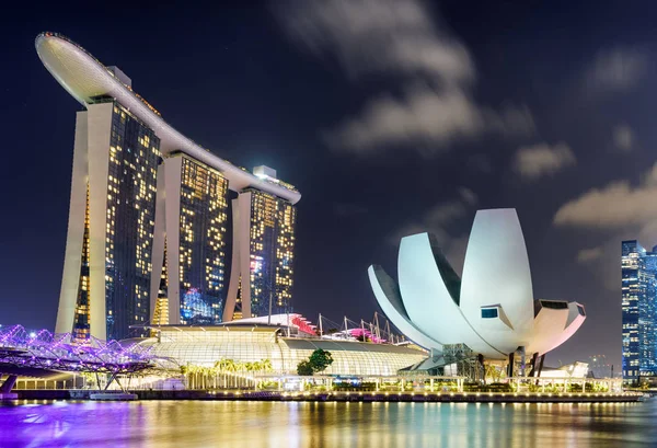 Güzel bir Marina Bay Singapur City alacakaranlıkta manzarası — Stok fotoğraf