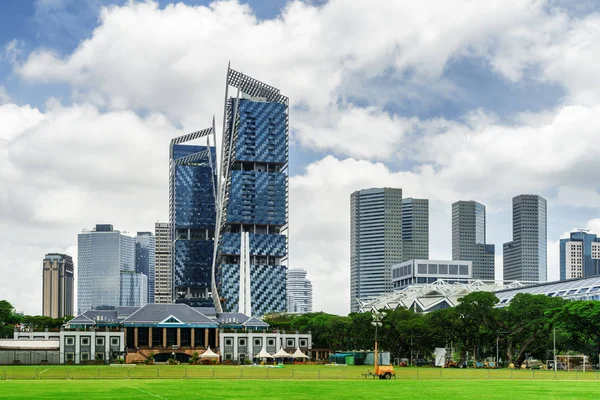 Moderne gebouwen in het centrum van Singapore op blauwe hemelachtergrond — Stockfoto