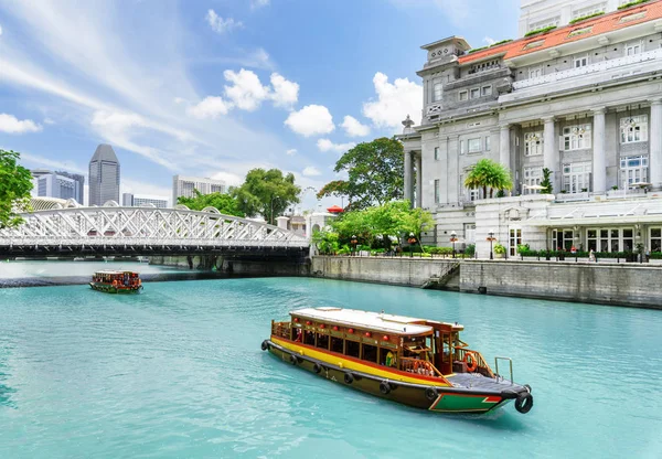 Παραδοσιακά τουριστικά σκάφη που πλέουν κατά μήκος του ποταμού της Σιγκαπούρης — Φωτογραφία Αρχείου