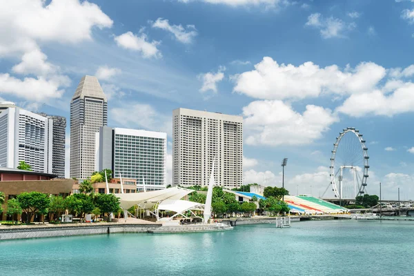 Blick auf moderne Gebäude und Marina Bay in Singapore — Stockfoto