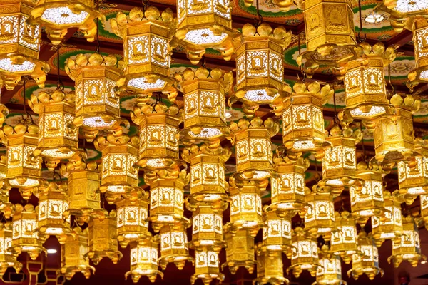Gyllene taket lyktor i ett buddhistiskt tempel — Stockfoto