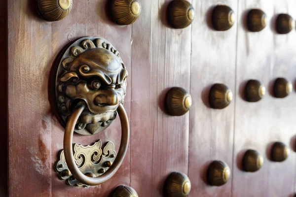 Geleneksel Çince kapı kolu ve tokmağı. Tapınak kapısında — Stok fotoğraf