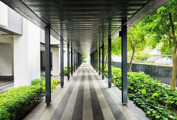 Gehweg an einem Gebäude entlang. moderner offener Korridor — Stockfoto