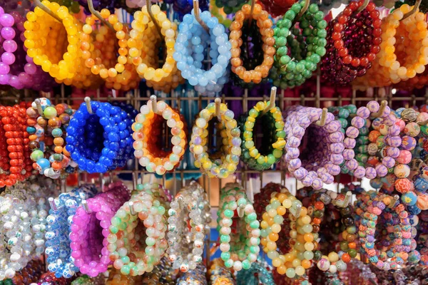 Geniş bir gemstone bilezik ve renkli boncuk takı