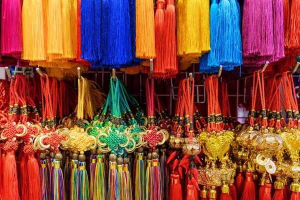 Breed scala aan kleurrijke traditionele Chinese souvenirs, Singapore — Stockfoto