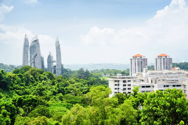 Stadsgezicht in Singapore. Geweldige wolkenkrabbers onder bomen — Stockfoto