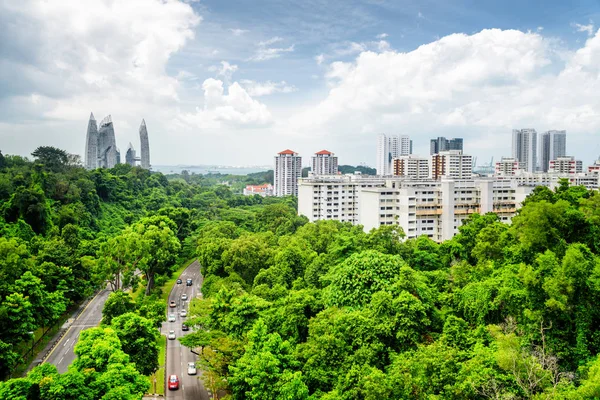 Krásné panorama v Singapuru. Moderní domy mezi stromy — Stock fotografie