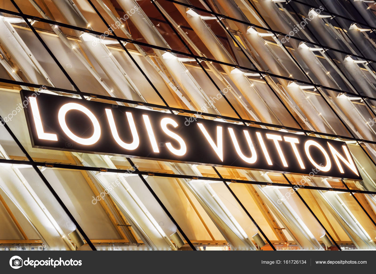 Glowing logo of Louis Vuitton store by Marina Bay, Singapore – Stock  Editorial Photo © efired #161726134