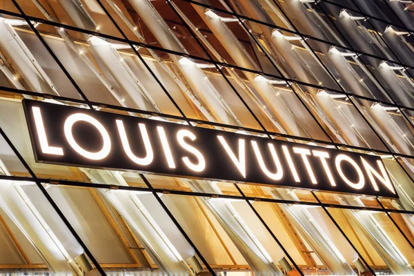 Logotipo brillante de la tienda Louis Vuitton de Marina Bay, Singapur — Foto de Stock