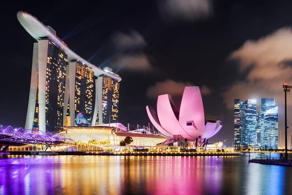 Vista panorámica de Marina Bay en la ciudad de Singapur al atardecer — Foto de Stock