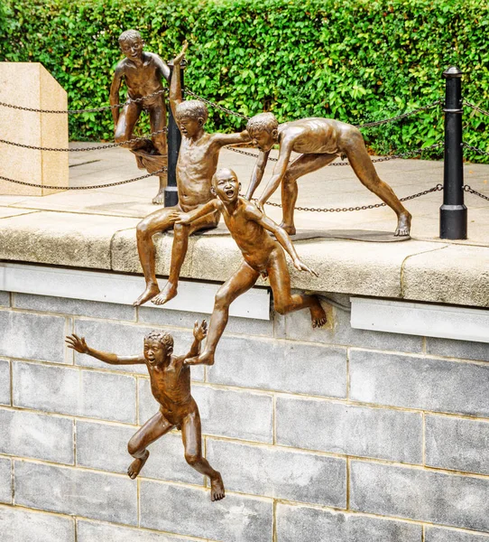 İlk nesil. Singapur'da bronz heykel şaşırtıcı — Stok fotoğraf