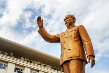 Başkan Ho Chi Minh bronz heykeli gökyüzü arka plan üzerinde
