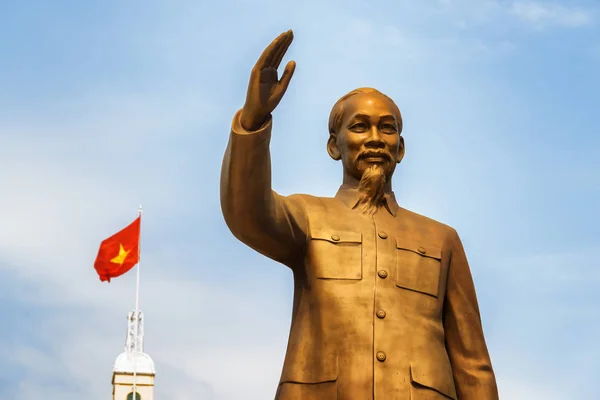 Statue des Präsidenten ho chi minh auf blauem Himmel Hintergrund — Stockfoto