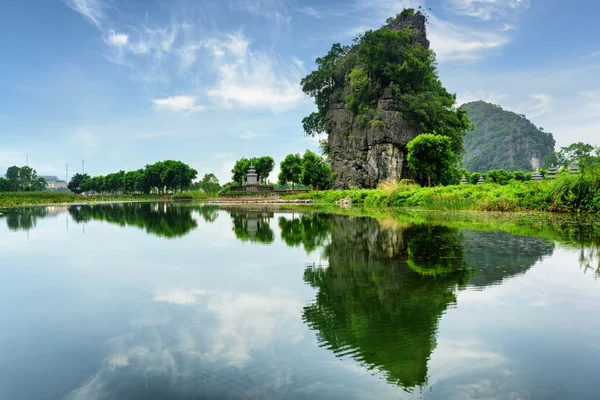 Incrível torre de carste natural refletida no rio Ngo Dong — Fotografia de Stock