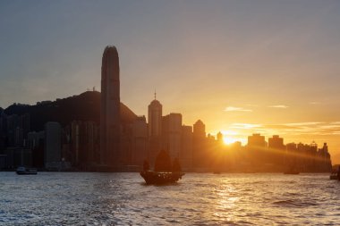 Gün batımında Hong Kong şehir merkezinde gökdelenlerin muhteşem görünümü