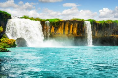 Yük arabası Nur şelale Serepok Nehri üzerinde. Dak Lak