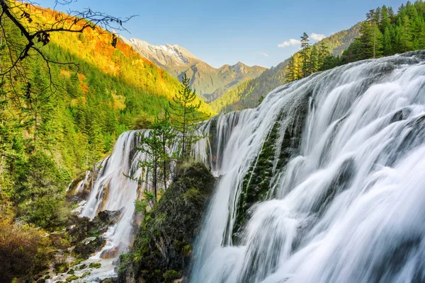Vista panorâmica da cachoeira Pearl Shoals entre montanhas arborizadas — Fotografia de Stock