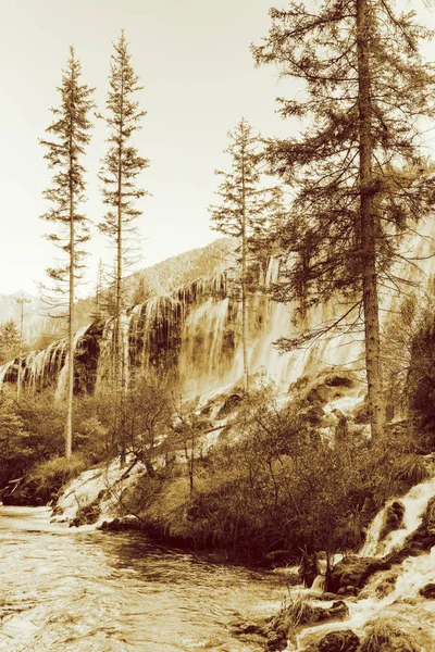 Vista incrível da cachoeira Pearl Shoals. Tonificação da sépia — Fotografia de Stock