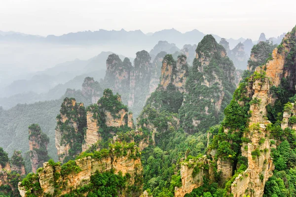 Fantástica vista de acantilados empinados boscosos (montañas Avatar ) —  Fotos de Stock