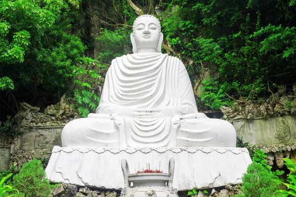 Majestosa vista da estátua de Buda branca entre folhagem de árvores — Fotografia de Stock