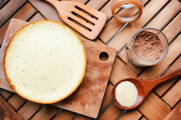 Vista superior de pastel de queso recién horneado en tablero de madera — Foto de Stock