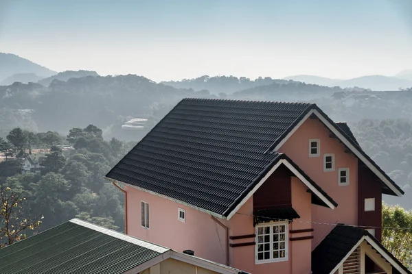 Prachtig uitzicht op de schilderachtige huis tussen de dennenbossen, Dalat, Vietnam — Stockfoto