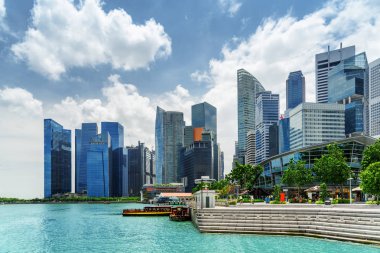 Şehir merkezinde ve Marina Bay, Singapur, masmavi su gökdelenler