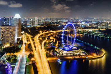 Üstten Görünüm Bayfront Avenue ve dev dönme dolap, Singapore