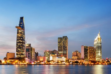 Ho Chi Minh City skyline gün batımında. Doğal cityscape
