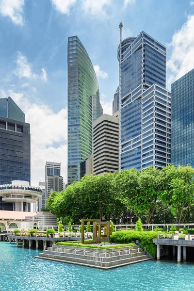 在新加坡市中心的摩天大楼的视图。风景优美的城市景观 — 图库照片
