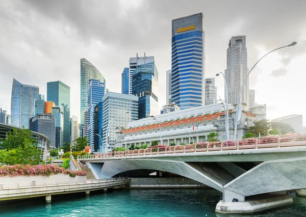 Malerischer Blick auf Wolkenkratzer und alte Kolonialbauten, singapore — Stockfoto