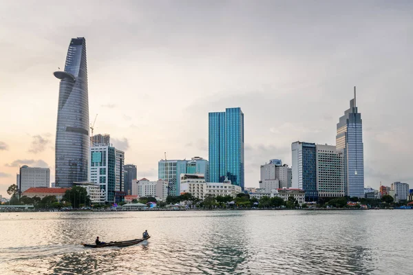 Ho Chi Minh City skyline. Skyskrapa och andra moderna byggnader — Stockfoto