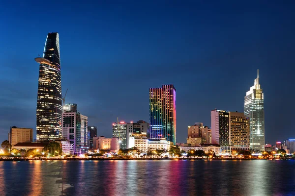 Ho Chi Minh City skyline på natten. Fantastiska stadsbilden — Stockfoto