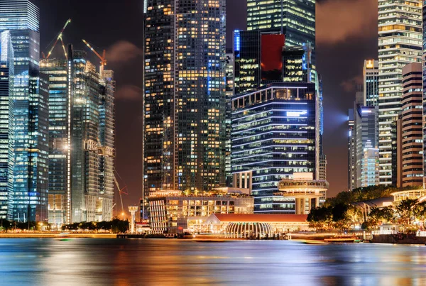 Scene finestre luminose di grattacieli nel centro di Singapore Foto Stock