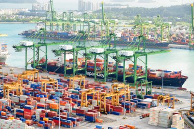 İnanılmaz bir konteyner terminali, bağlantı noktası Singapur görünümünü