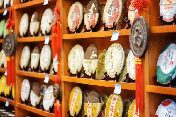 Yunnan Puer diskler üzerinde ahşap raflar, çay salonu, Lijiang