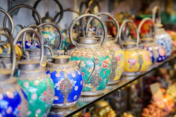 Amplia gama de coloridas teteras orientales tradicionales en la tienda de regalos —  Fotos de Stock