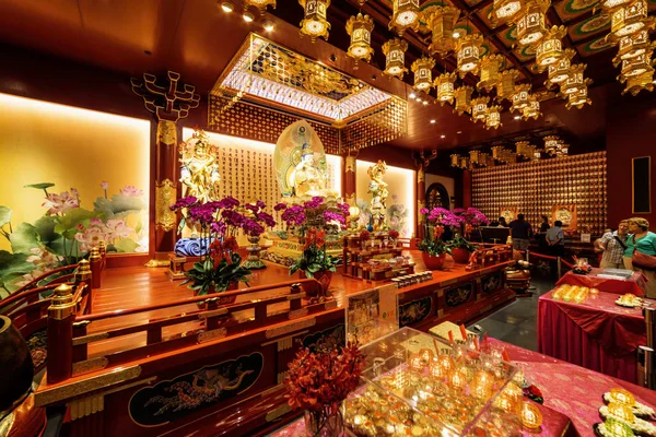 Altaret inuti den Buddha Tooth Relic Temple i Singapore — Stockfoto