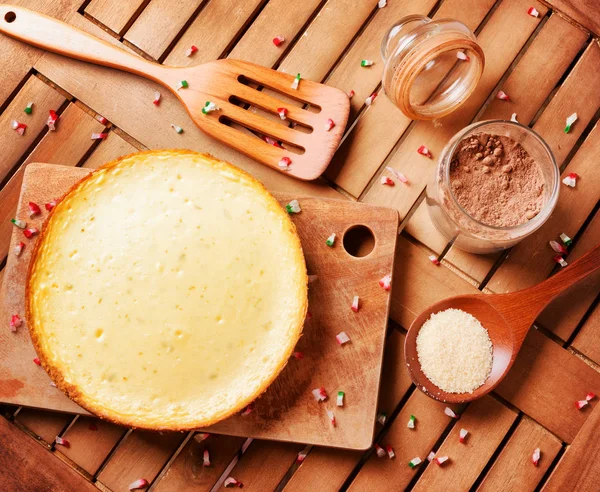 Bovenaanzicht van heerlijke cheesecake op houten bord. Zoete dessert — Stockfoto