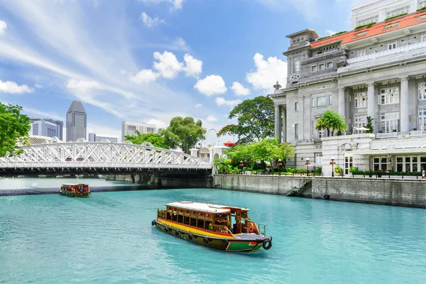 风景优美的旅游帆船沿着新加坡河观 — 图库照片