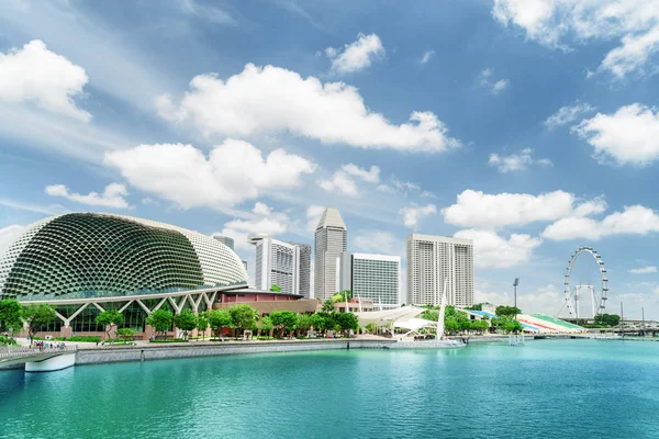 Bâtiments modernes et Marina Bay avec de l'eau azur à Singapour — Photo