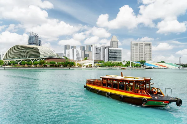 Traditionelles Touristenboot entlang der Marina Bay, Singapore — Stockfoto