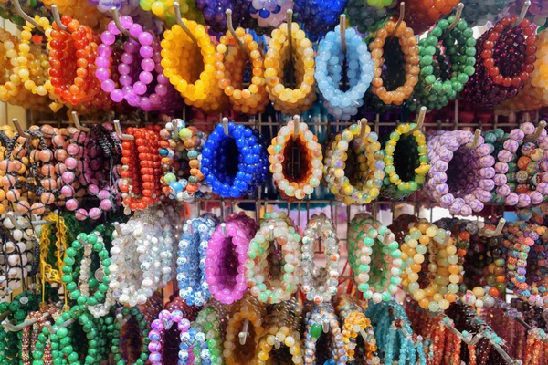 Ampia gamma di colorati bracciali in pietra preziosa alla moda, Singapore — Foto Stock