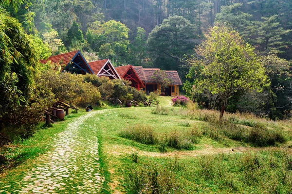 Hermoso paisaje rural. Casas rústicas con techos de tejas — Foto de Stock