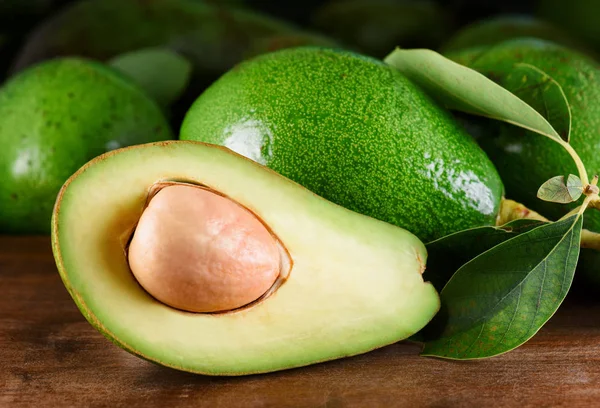 Close-up beeld van verse rijpe groene avocado op houten tafel — Stockfoto