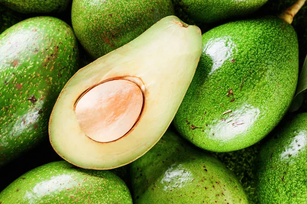 Vista da vicino degli avocado verdi freschi maturi. Cibo ecologico sano — Foto Stock