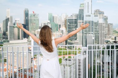 Singapur'da yüksek katlı binanın çatı, güzel kız