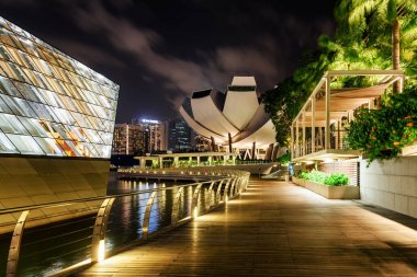 Marina Bay, Singapur boyunca ahşap geçit inanılmaz gece görünümü